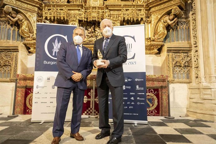 Jesús Manuel González (i), presidente del Colegio de Aparejadores de Burgos, y Antonio Miguel Méndez Pozo, vicepresidente de la Fundación de la Catedral.