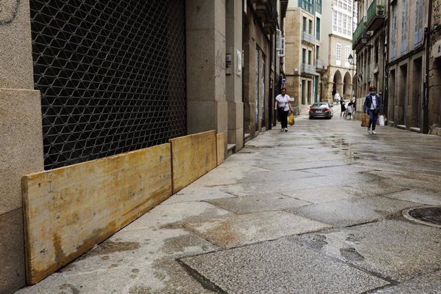 Los locales del caso antiguo de Ourense, mantienen las barreras, como medida de protección frente a la lluvia, a 17 de junio de 2021,.