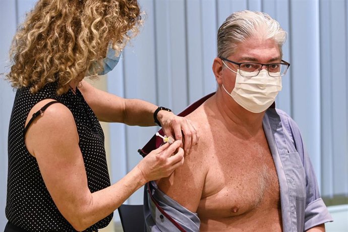 Archivo - 23 February 2021, Belgium, Brussels: A volunteer receives a dose of the CureVac coronavirus vaccine, developed by the German pharmaceuticals company CureVac, during the final test phase of the vaccine. At least 1000 people will take part in th