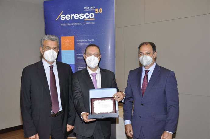 Manuel Ángel Busto Riego, dirtector general de Seresco, José Manuel Suárez, director de Centros de Formación y Consultoría de Formación en ALSA, Balbino José González, vicepresidente primero de AEDIPE Asturias.