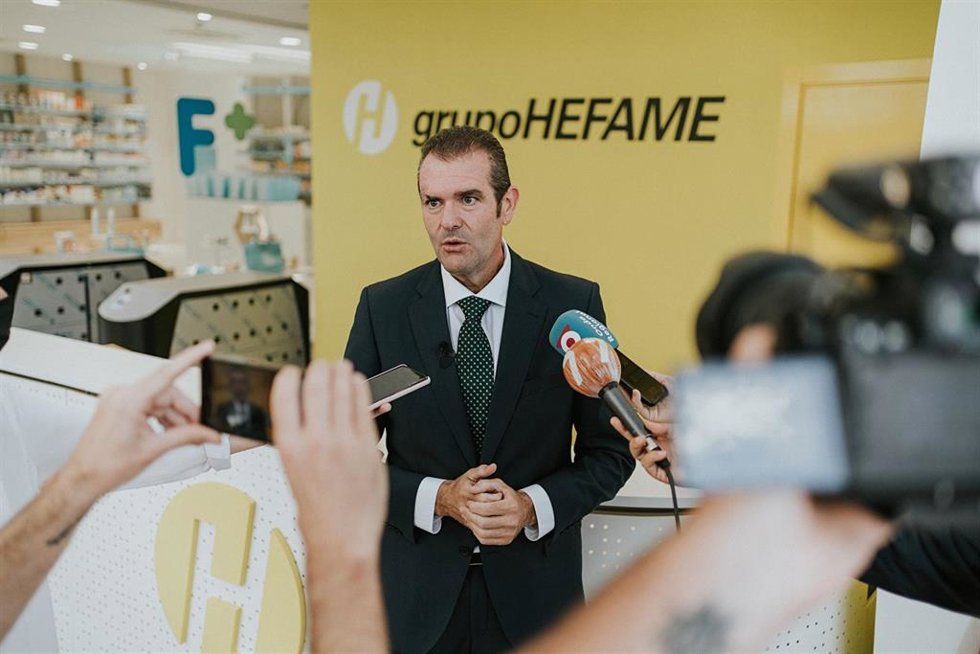El presidente de Hefame, Enrique Ayuso, en la presentación a los medios de su segundo centro regulador, ubicado en Riba-roja del Turia (Valencia)