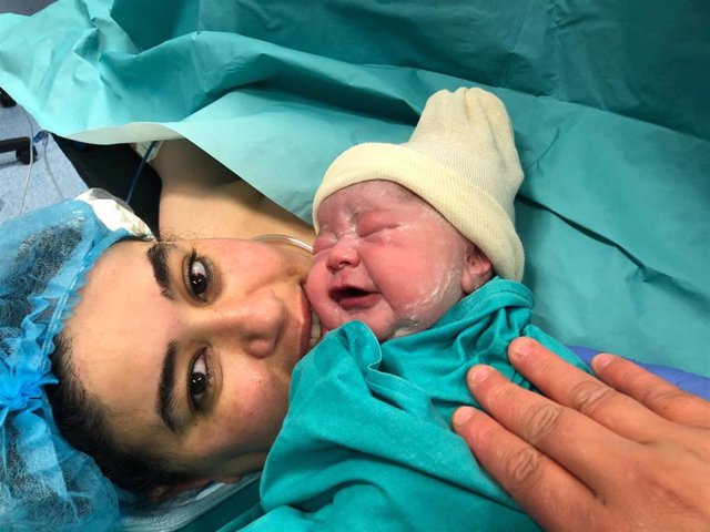 Una mujer da a luz un bebé sano tras una larga hospitalización en la UCI del Hospital comarcal de Vinaròs por COVID-19
