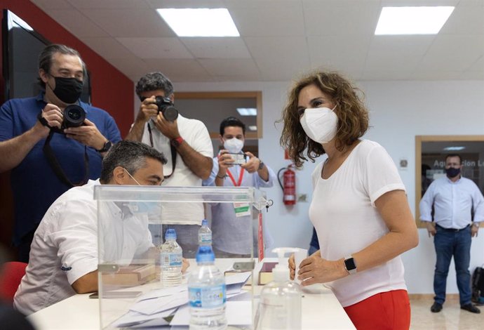 La ministra de Hacienda y portavoz del Gobierno, María Jesús Montero, durante su votación en las primarias del PSOE-A, celebradas el domingo 13 de junio.