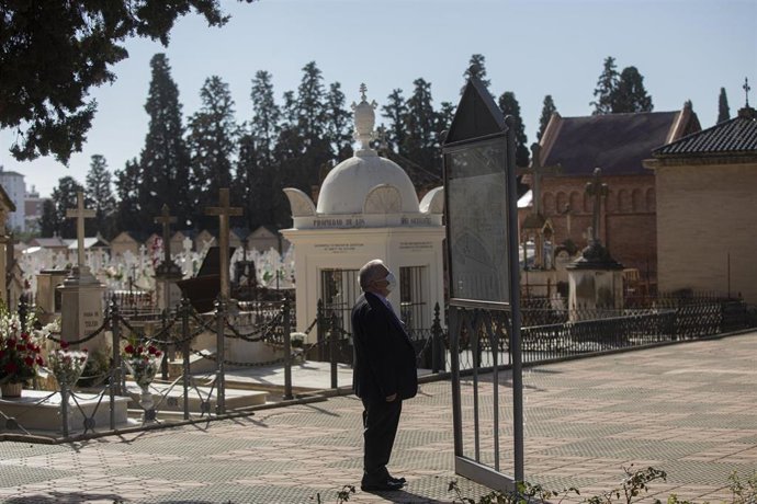 Archivo - Visitantes en el Cementerio de San Fernando.
