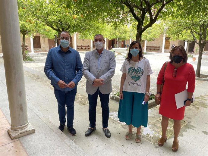 El delegado territorial de Educación y Deporte de la Junta en Cádiz, Miguel Andréu, durante su visita al IES El Convento.