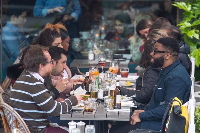 19 May 2021, United Kingdom, London: People eat and drink on the South Bank following the further easing of lockdown restrictions in England. Photo: Dominic Lipinski/PA Wire/dpa