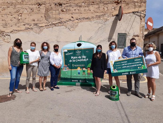La vicepresidenta y consellera de Sostenibilidad y Medioambiente, Aurora Ribot y la directora insular de Residuos, Patricia Arbona, con el equipo del CEIP Mare de Déu de la Consolació