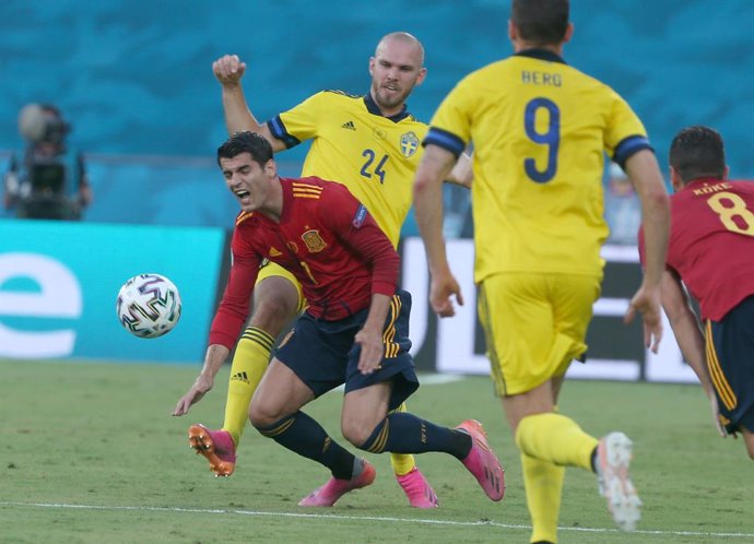 14 June 2021, Spain, Sevilla: Sweden's Marcus Danielson (C) and Spain's Alvaro Morat battle for the ball during the UEFAEURO2020 Group Esoccer match between Spain and Sweden at La Cartuja Stadium. Photo: Cezearo De Luca/dpa