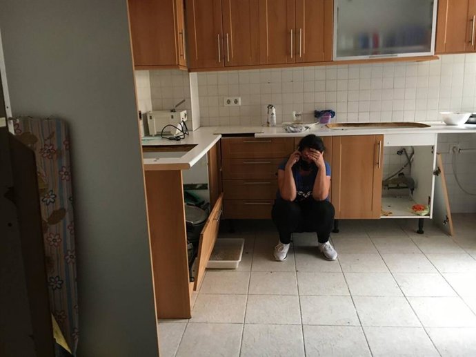 La afectada en la vivienda momentos antes del desalojo