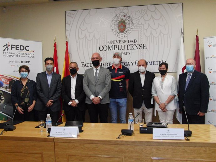 Foto de familia tras la firma de un convenio para el desarrollo de la clasificación de la discapacidad visual en España entre el CPE, la UCM y la FEDC