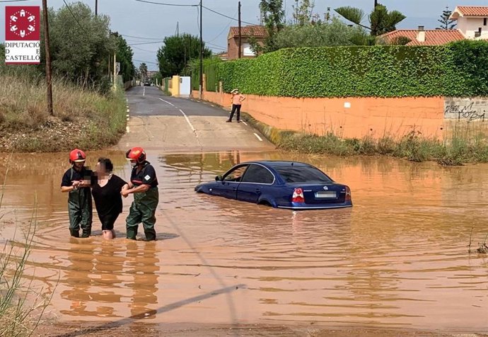 Bomberos rescatando a una persona