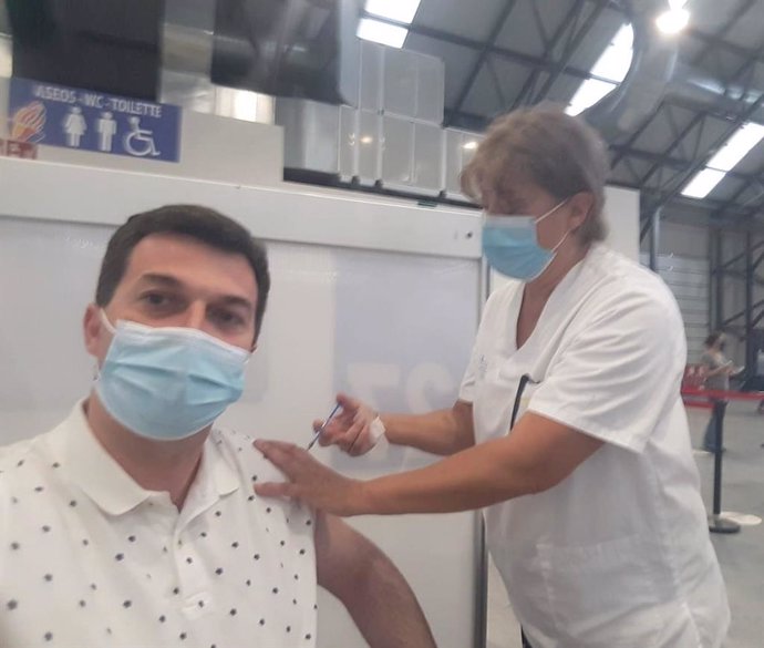 El secretario xeral del PSdeG-PSOE, Gonzalo Caballero, recibe en el Instituto Ferial de Vigo la primera dosis de la vacuna Pfizer contra la Covid-19.
