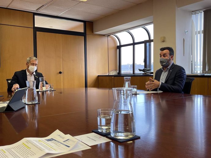 El nou conseller d'Educació, Josep Gonzlez Cambray, i el president de l'Associació Catalana de Municipis (ACM) i alcalde de Deltebre (Tarragona), Lluís Soler.