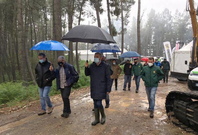 Alejandro Calvo, en el centro, en Asturforesta