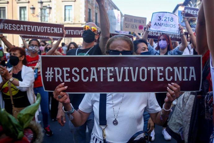 Varias personas participan en una manifestación para exigir el rescate de los animales de Laboratorios Vivotecnia, a 29 de mayo de mayo de 2021, en Madrid (España). 