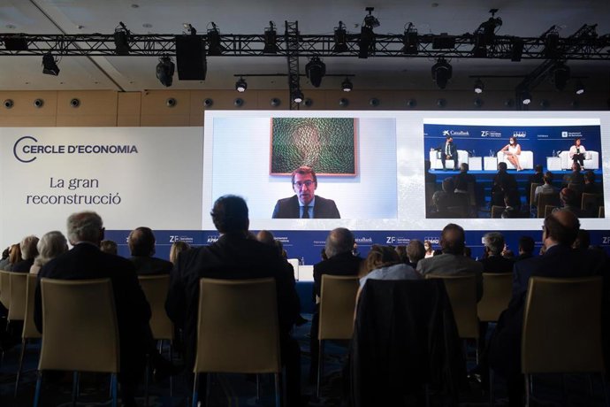 Conexión del presidente de la Xunta de Galicia, Alberto Núñez Feijóo, en una sesión, bajo el título: `El modelo territorial para mejorar la economía española', en la segunda jornada de la XXXVI Reunión del Cercle d"Economia, en el Hotel W de Barcelona, 