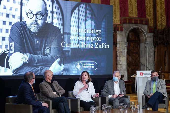 Josep Cuní, Sergi Doria, Antonia Kerrigan, Eduardo Mendoza y Sergio Vila-Sanjuán, en el homenaje a Carlos Ruiz Zafón en Barcelona