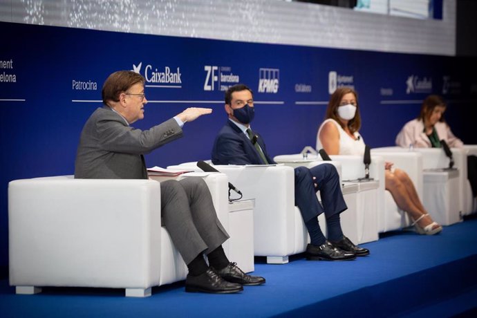 (I-D) El president de la Generalitat Valenciana, Ximo Puig; el president de la Junta d'Andalusia, Juanma Moreno i la presidenta de les Illes Balerares, Francina Armengol, intervenen en una sessió, sota el títol: `El model territorial per millorar la
