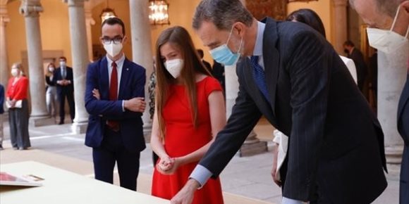 6. Felipe VI recibe en el Palacio Real de El Pardo a los ganadores del concurso escolar '¿Qué es un Rey para ti?'