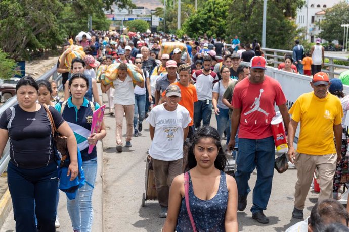 Grupo de migrantes venezolanos cruzan la frontera con Colombia en Cúcuta, Norte de Santander.