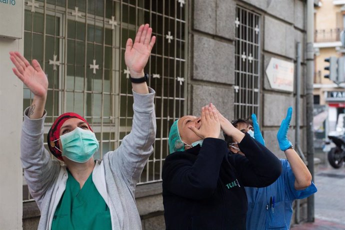 Archivo - Varios sanitarios agradecen el apoyo durante el homenaje a los sanitarios en el Hospital de la Princesa durante la pandemia de Covid-19 en Abril 19, 2020 in Madrid, España