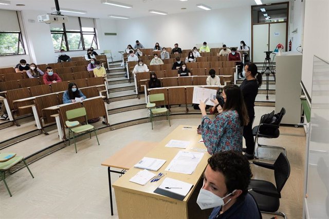 Una examinadora, muestra uno de los exámenes de selectividad, antes de dar comienzo la prueba en un aula de la Facultad de Psicología de la Universidad de Santiago de Compostela