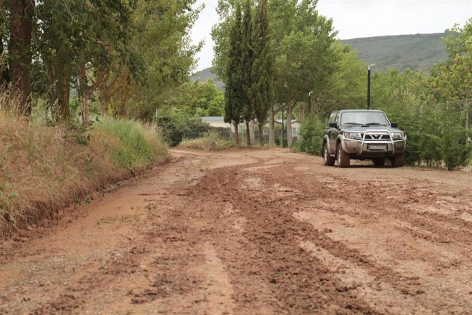 Un vehículo en el exterior del camping Navarrete, tras el paso de las fuertes tormentas
