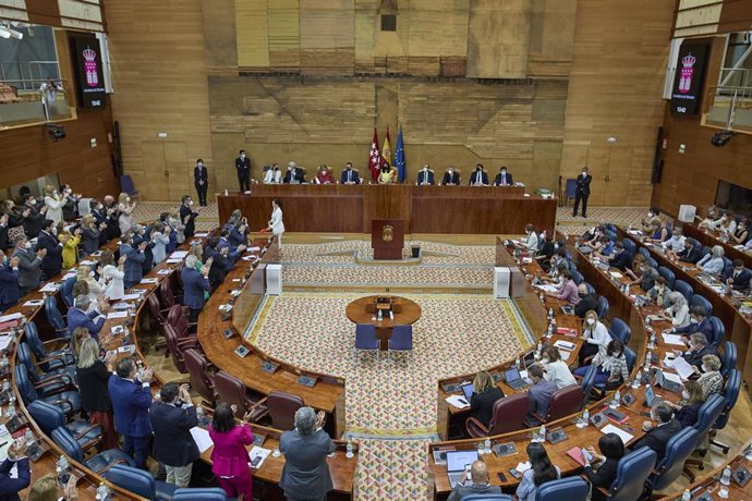 La presidenta en funciones de la Comunidad de Madrid, Isabel Díaz Ayuso, tras defender su candidatura durante la primera sesión del pleno de su investidura en la Asamblea de Madrid, a 17 de junio de 2021, en Madrid (España). Ayuso encara esta sesión tra