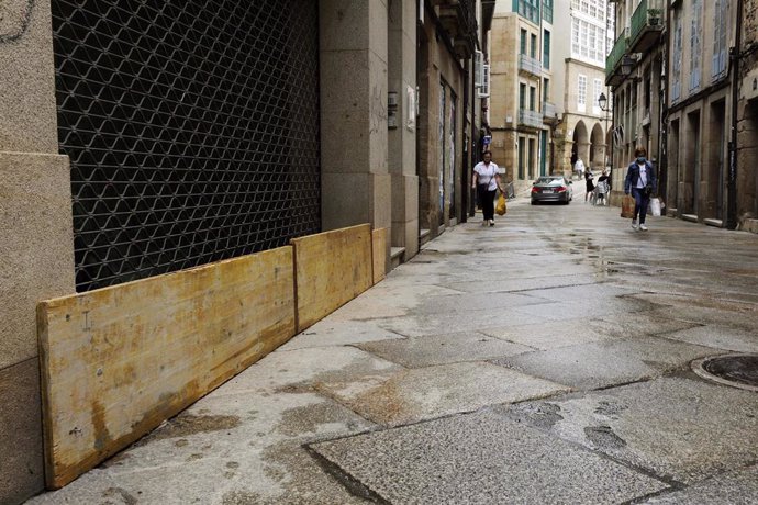 Los locales del caso antiguo de Ourense, mantienen las barreras, como medida de protección frente a la lluvia, a 17 de junio de 2021, en Ourense, Galicia (España). 