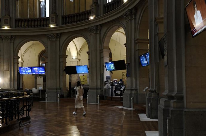 Una mujer camina por el interior de la Bolsa de Madrid