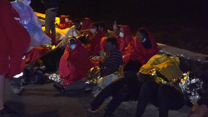 Loa servicios de emergencias atienden a migrantes rescatados de madrugada tras encallar su embarcación en Orzola