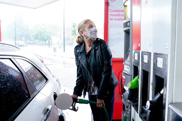 Una mujer pone gasolina a su vehículo en una gasolinera, a 17 de junio, en Madrid, (España). El coste medio del litro de gasolina ha registrado su tercera alza consecutiva para alcanzar los 1,367 euros, su nivel más alto desde hace casi siete años. Antes 