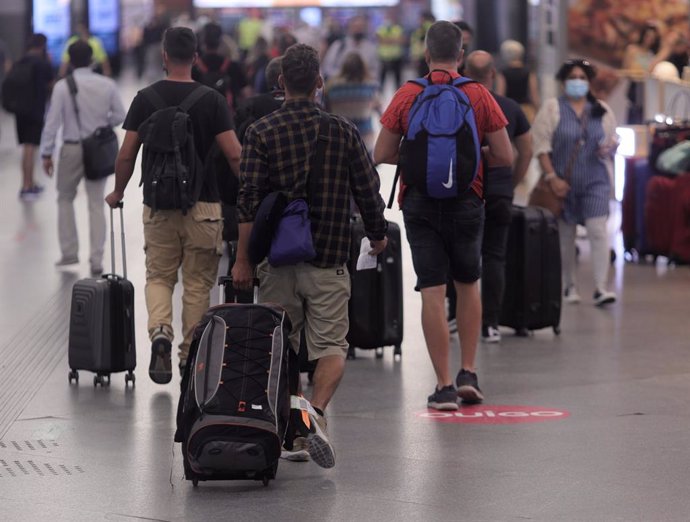 Varias personas en un pasillo de la estación de Madrid - Puerta de Atocha, a 11 de junio de 2021, en Madrid (España). El número de viajeros que optó por viajar en avión para desplazarse por el interior del país bajó un 53,4% el pasado mes de abril respe