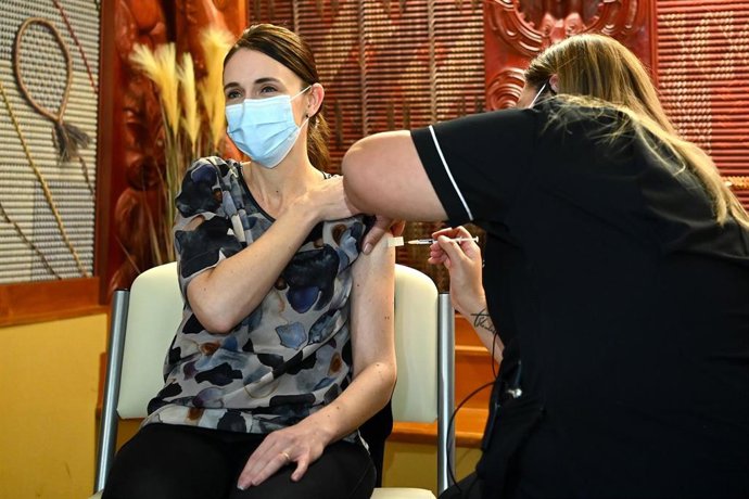 Jacinda Ardern recibe la primera dosis de la vacuna contra el coronavirus