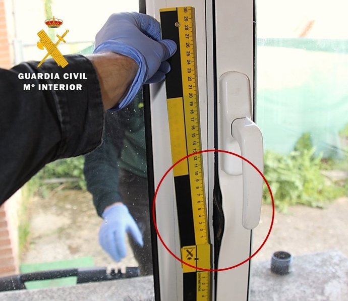 Detalle de la ventana forzada por el detenido.
