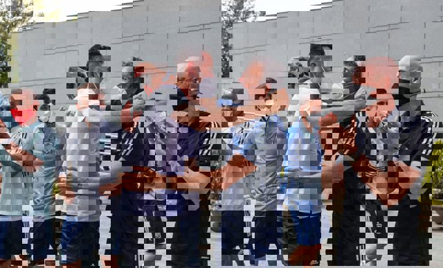 Busquets y Luis Enrique se abrazan