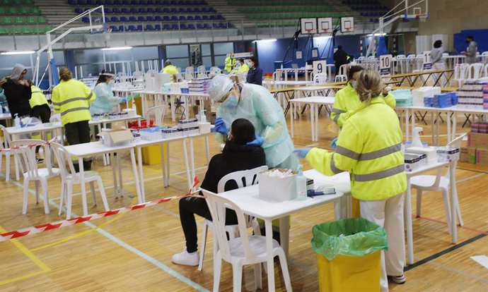 Archivo - Un trabajador sanitario realiza un test de antígenos a un estudiante universitario de la Universidad de Vigo, en Vigo.