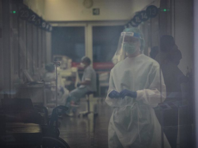 Archivo - Trabajadores sanitarios en el interior del Complejo Hospitalario de Navarra durante la pandemia de Covid-19.
