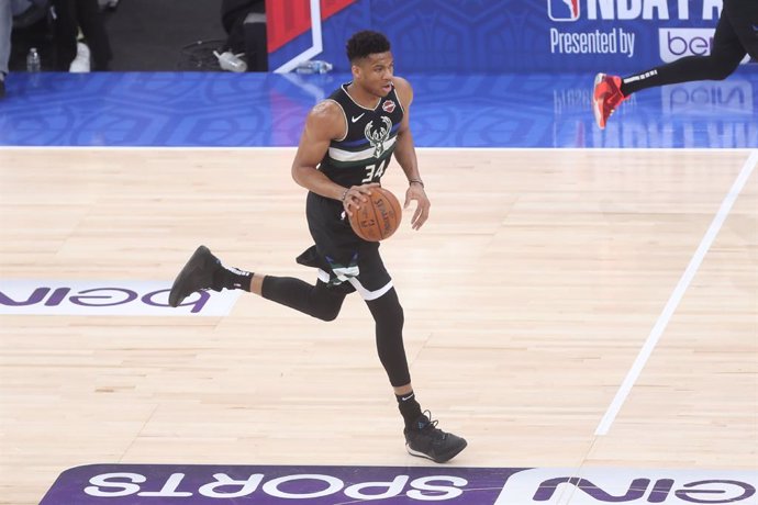 Archivo - Giannis Antetokounmpo of Milwaukee Bucks during the NBA Paris Game 2020 basketball match between Milwaukee Bucks and Charlotte Hornets on January 24, 2020 at AccorHotels Arena in Paris, France - Photo Laurent Lairys /DPPI