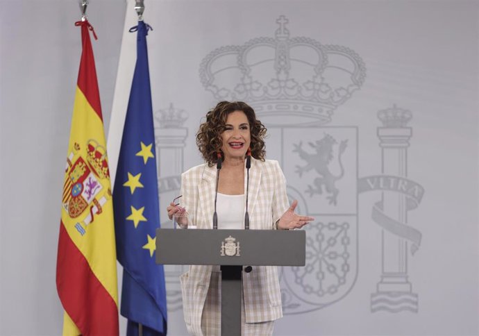 La ministra portavoz y de Hacienda, María Jesús Montero, ofrece una rueda de prensa después de la reunión que ha mantenido  el presidente del Gobierno, Pedro Sánchez, con el presidente de la Junta de Andalucía, Juanma Moreno, en el Palacio de la Moncloa