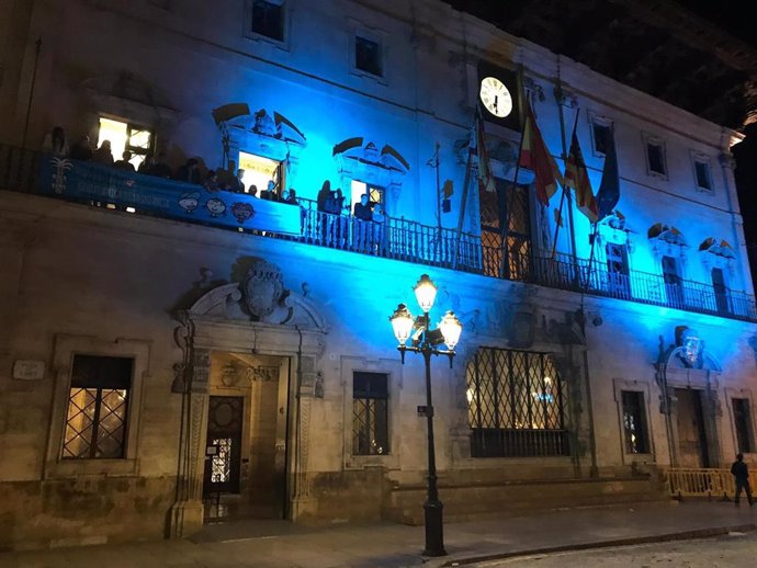 Archivo - La fachada del Ayuntamiento de Palma se ilumina de azul.
