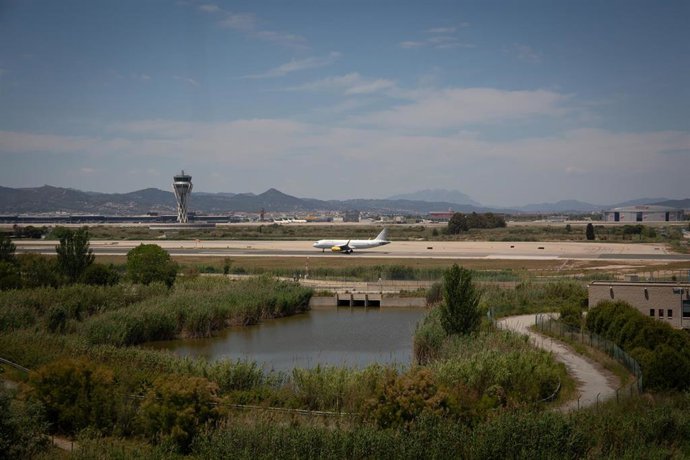 Un avión en el aeropuerto de Josep Tarradellas Barcelona-El Prat, cerca del espacio protegido natural de La Ricarda, a 9 de junio de 2021, en El Prat de Llobregat, Barcelona, Cataluña (España). La Ricarda es un espacio protegido de 800 metros de longitu