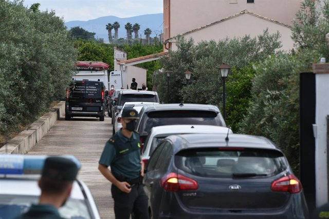 Un coche fúnebre llega a la finca de la familia de David S., detenido ayer en relación con la desaparición de la joven Wafaa