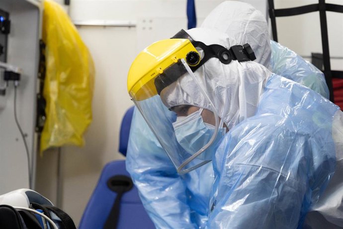 Archivo - Imagen de archivo de trabajadores sanitarios chilenos con el EPI.