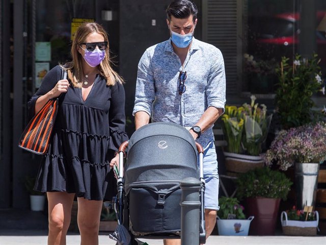 Paula Echevarría y Miguel Torres con el pequeño Miguel por el centro de la ciudad