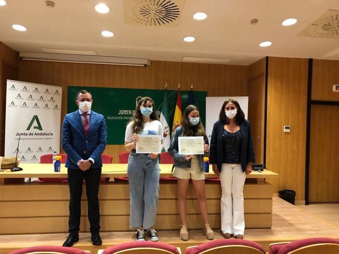 Entrega en Huelva de los premios del concurso de dibujo y pintura 'Educaves'.