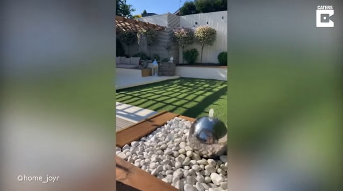 Esta mujer ahorra más de 25.000 libras esterlinas renovando ella misma su jardín