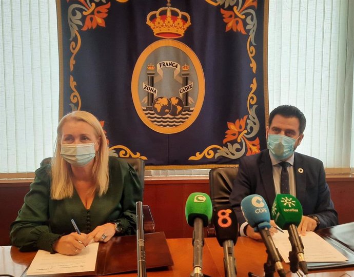 La directora del IAM, Laura Fernández, y el Delegado Especial del Estado en la Zona Franca de Cádiz, Fran González, durante la firma de adhesión a la RAEC.