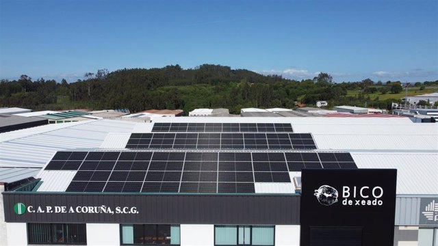 Paneles solares instalados por EnchufeSolar en la sede de Bergondo de la CAP de A Coruña.