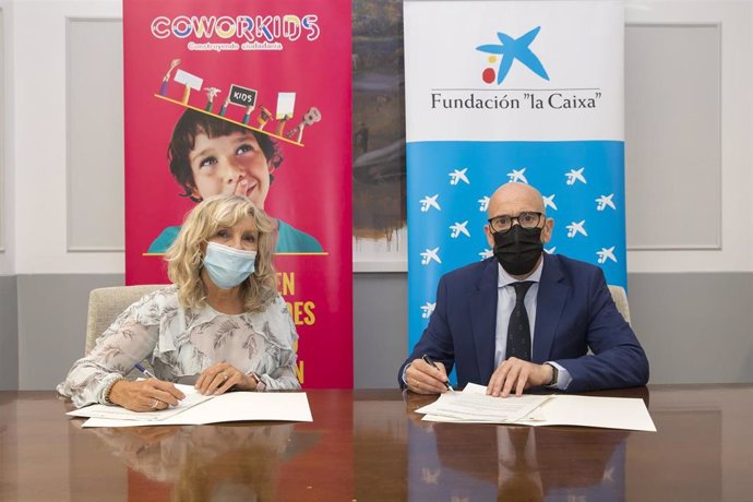 María Caballero y Javier Muñoz en la firma del convenio